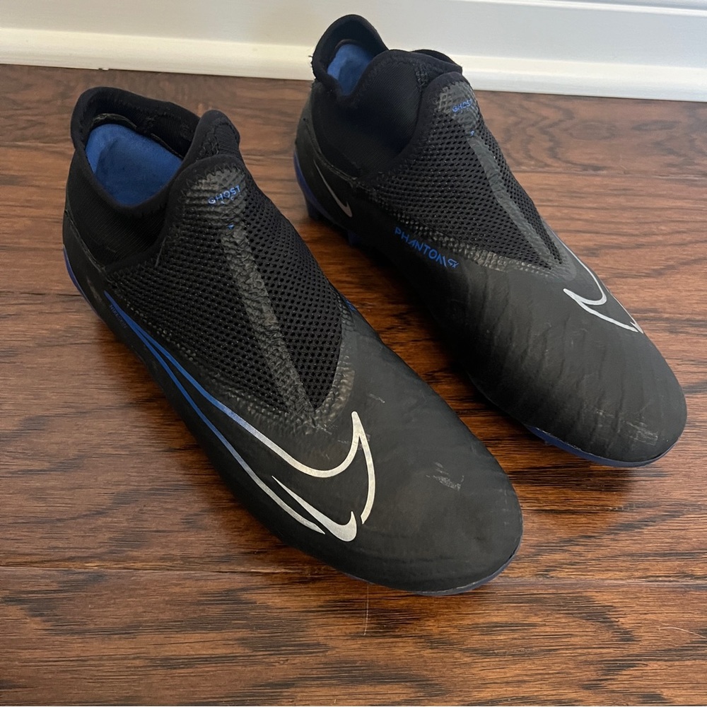 Nike Black and Blue Athletic Shoes - Picture 2 of 6
